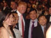 Tỉ phú Donald Trump (người cao nhất) chụp hình lưu niệm với đoàn Việt Nam sau cuộc thi Hoa hậu USA 2008